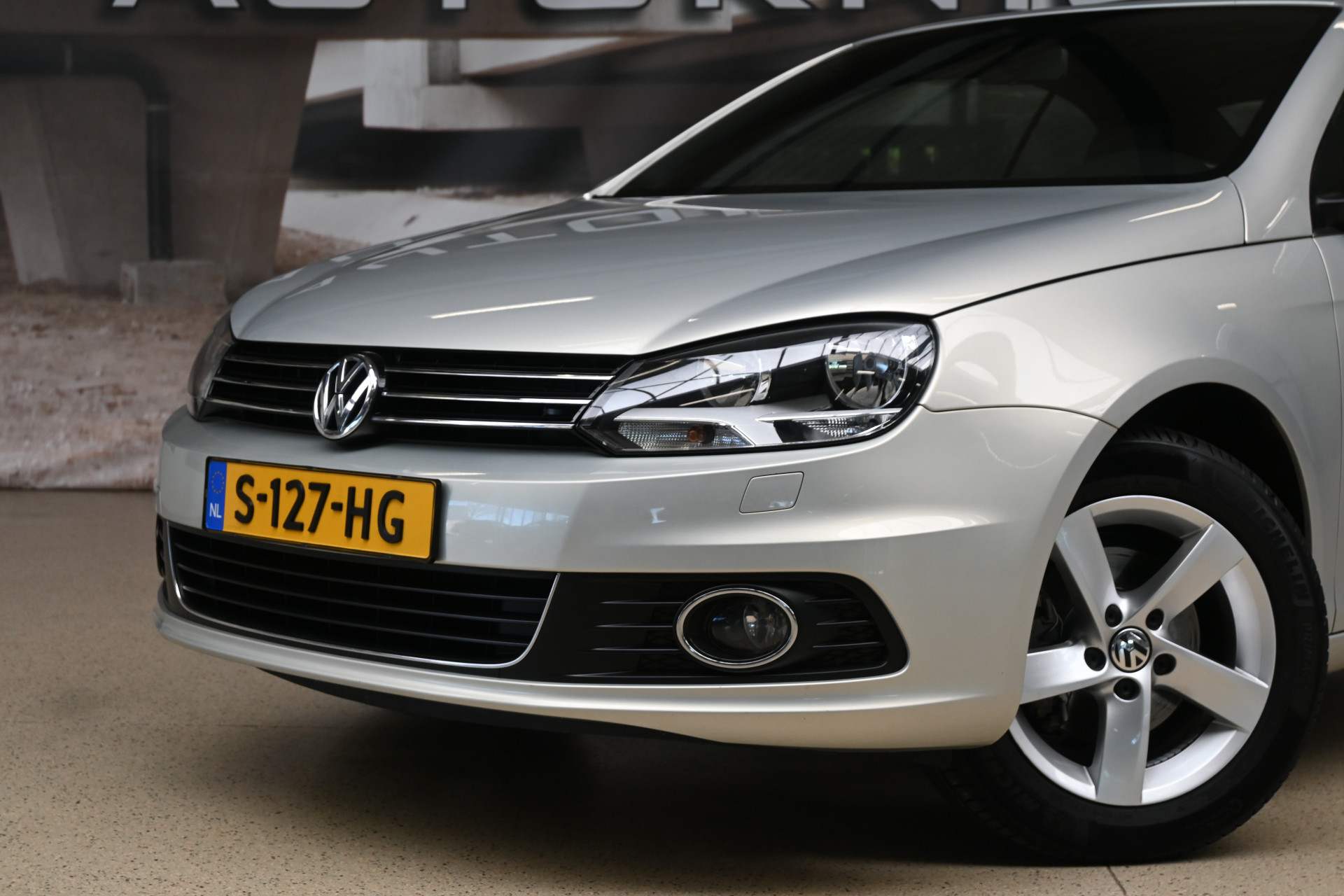 52899415-3.jpg