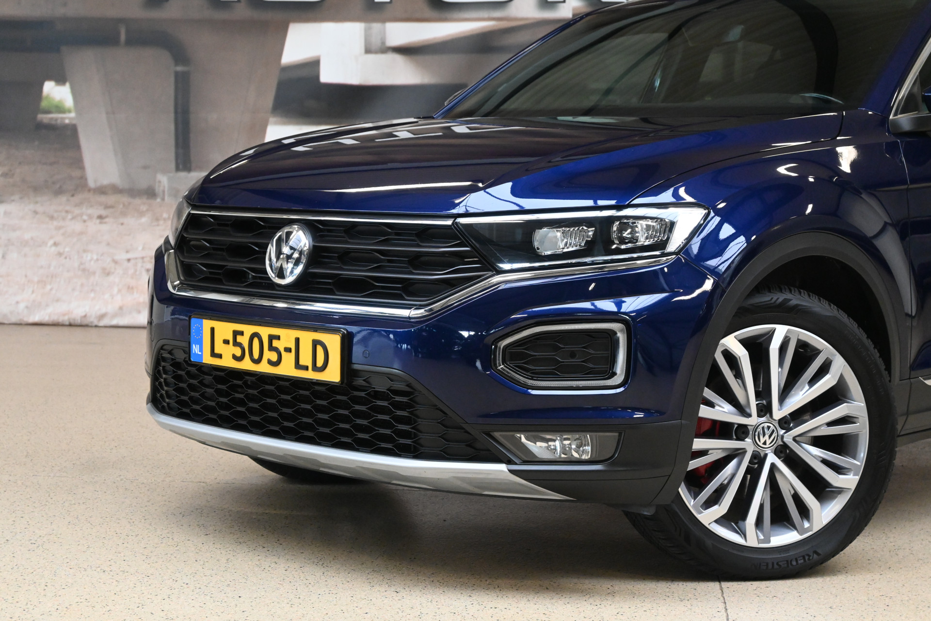 53284510-1.jpg