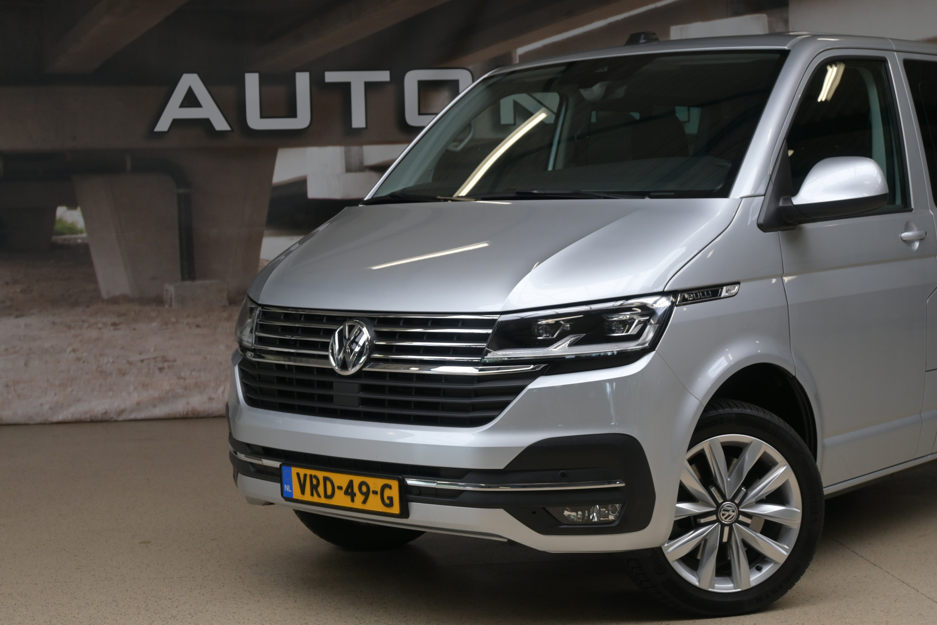 53758596-1.jpg