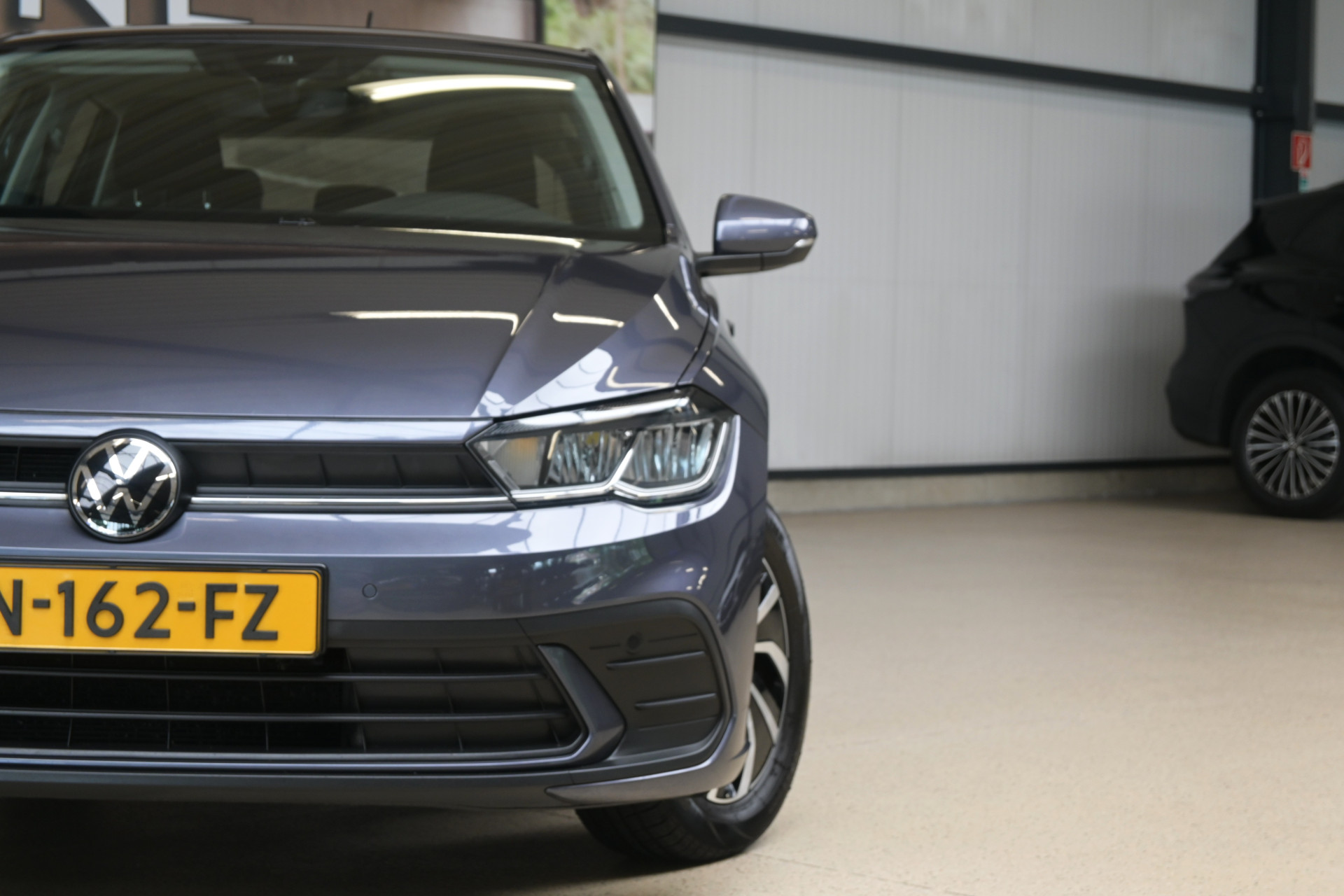 54142663-2.jpg