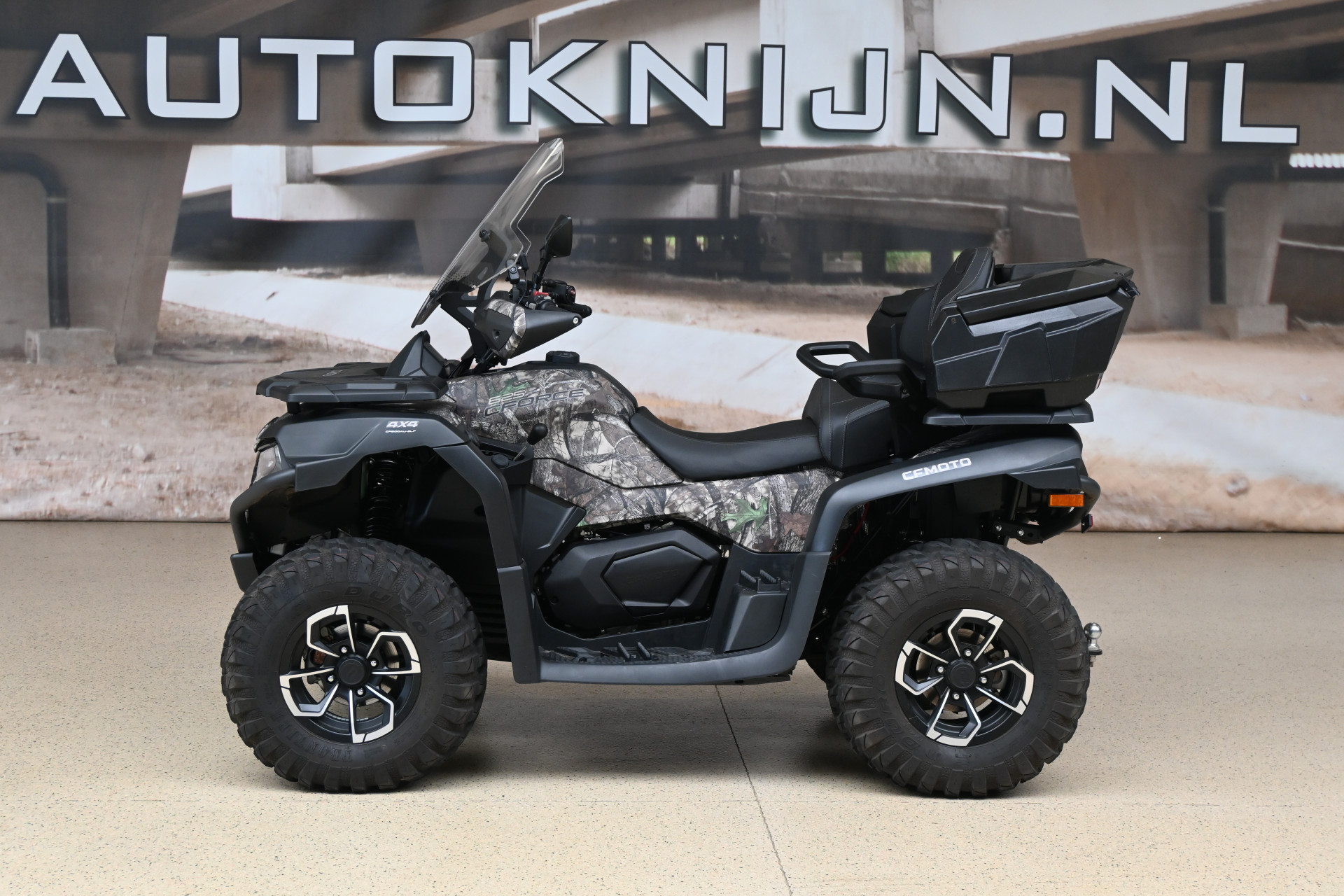 56324093-3.jpg