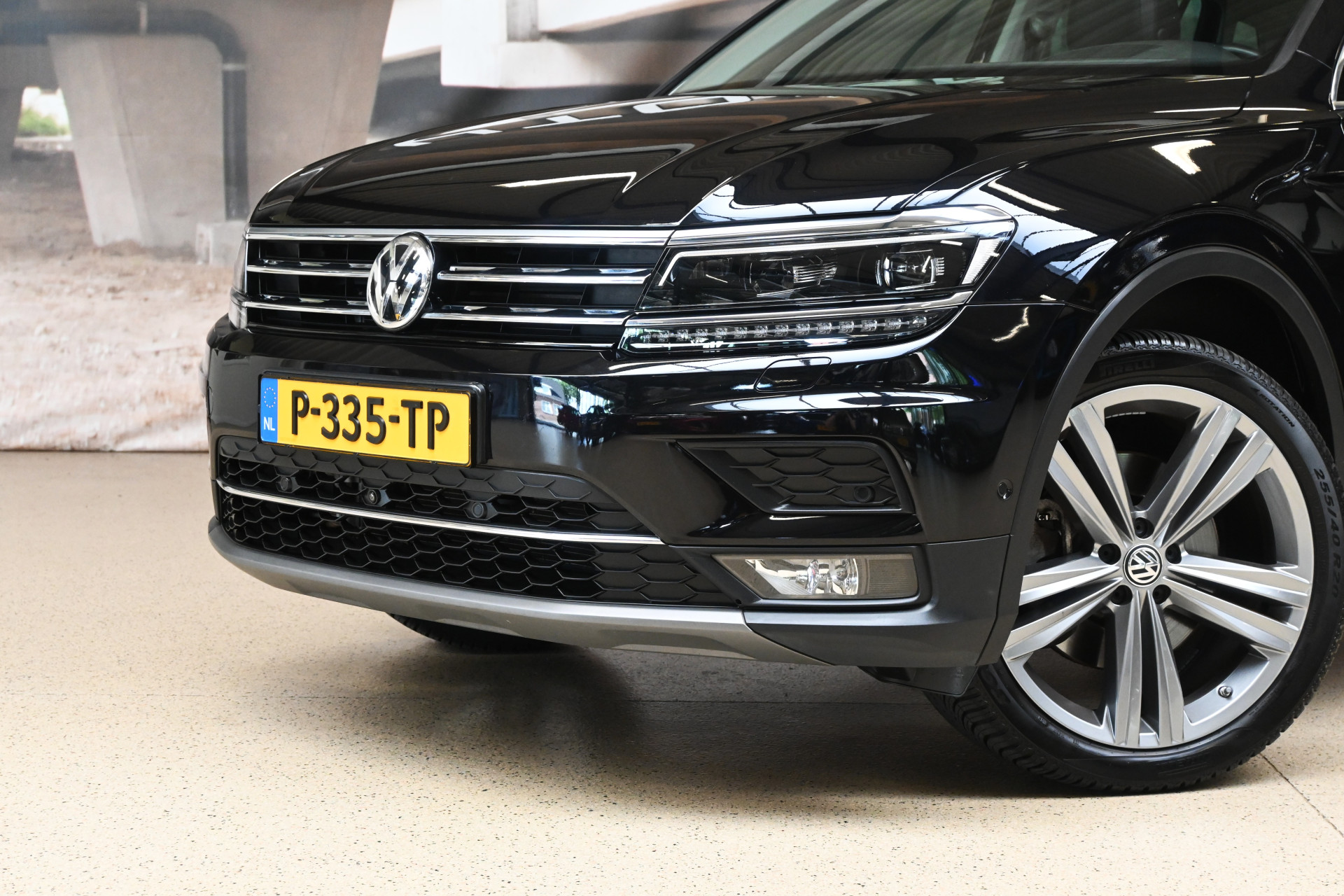 56389526-1.jpg