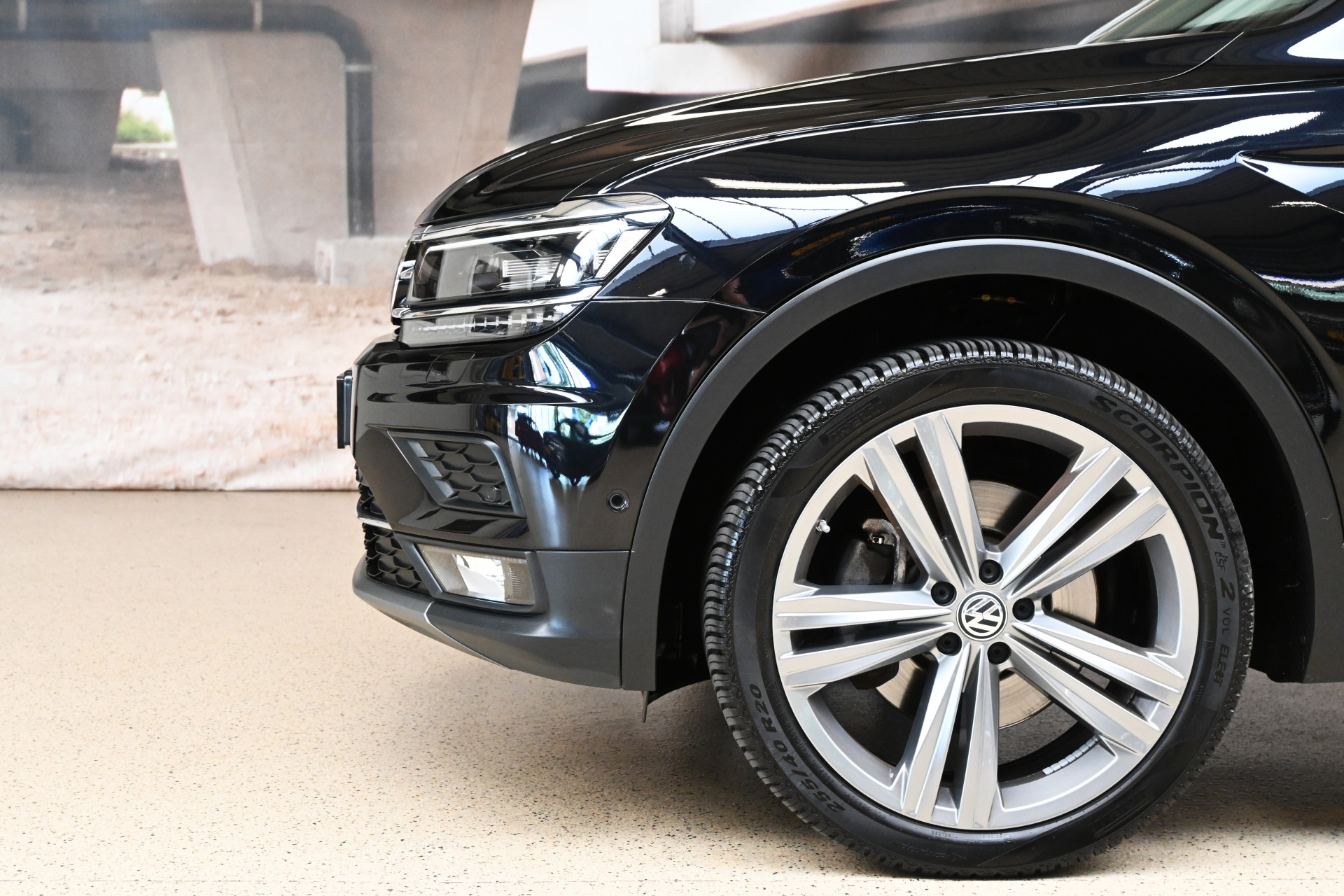 56389526-4.jpg