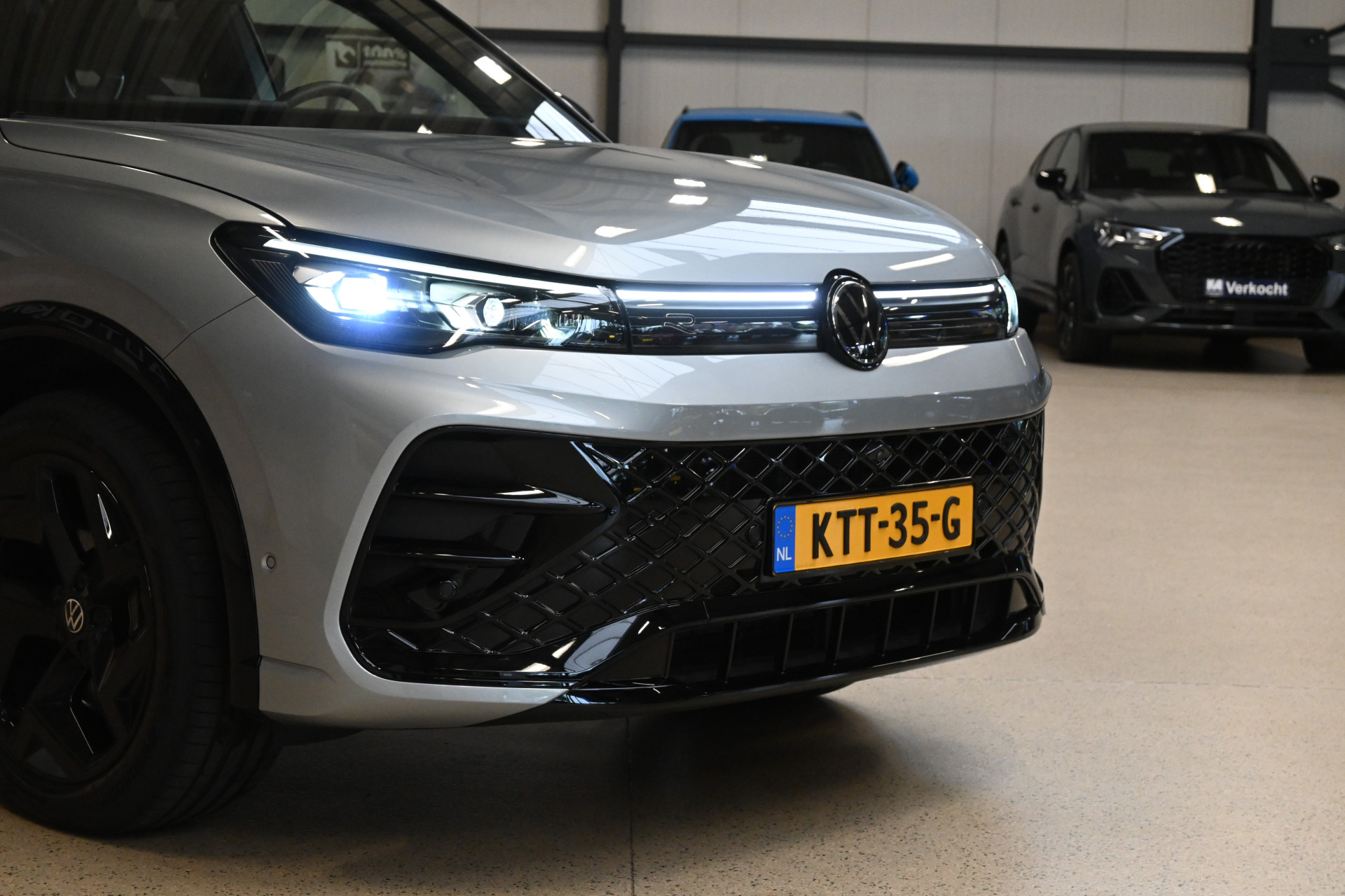 56460547-3.jpg