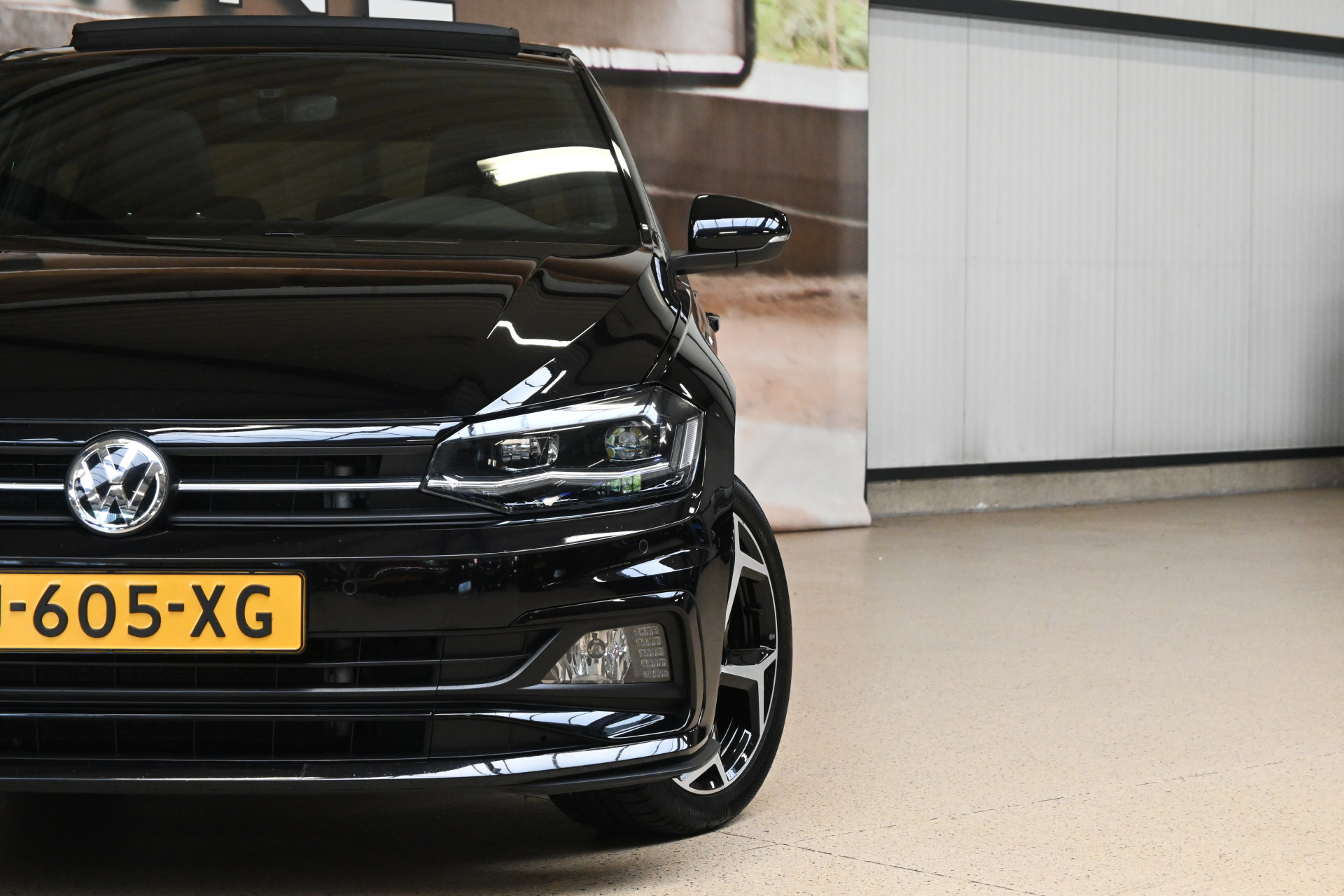 56805223-3.jpg