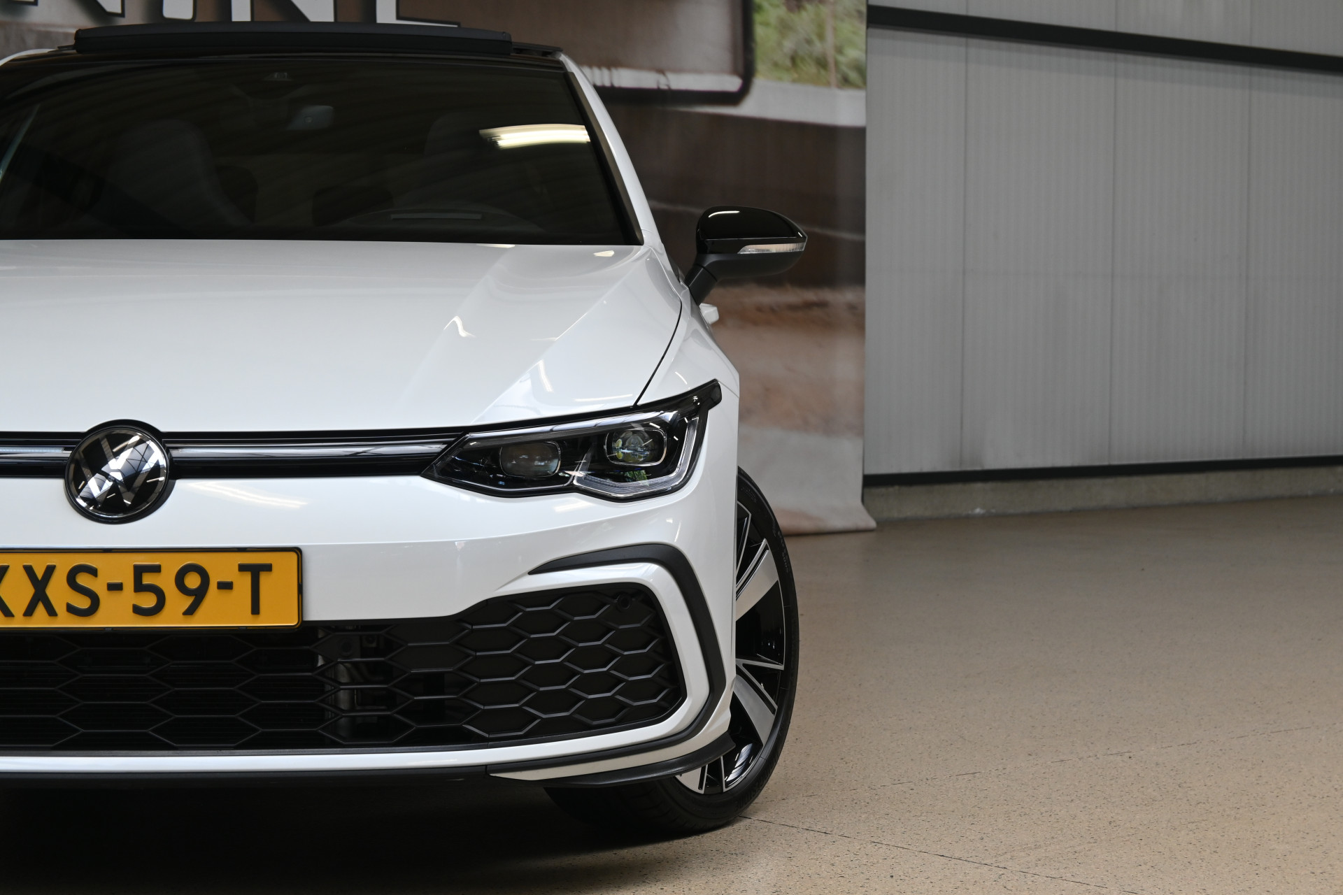 56879252-2.jpg